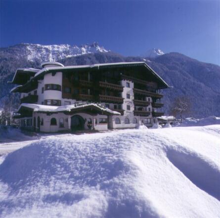 Alpenhotel Fernau Neustift Aussenansicht Winter