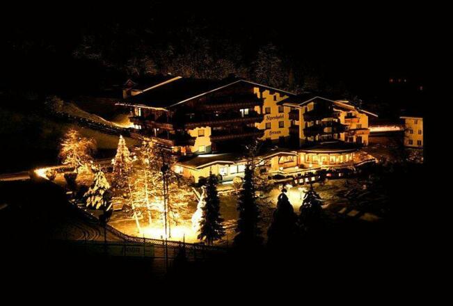 Hotel im Winter bei Nacht
