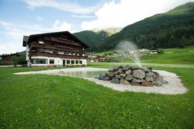 Hotel Steuxner Aussenansicht Sommer