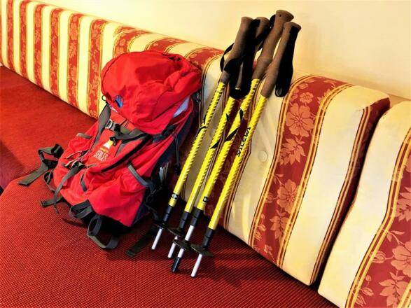 Rucksack und Wanderstöcke am Zimmer