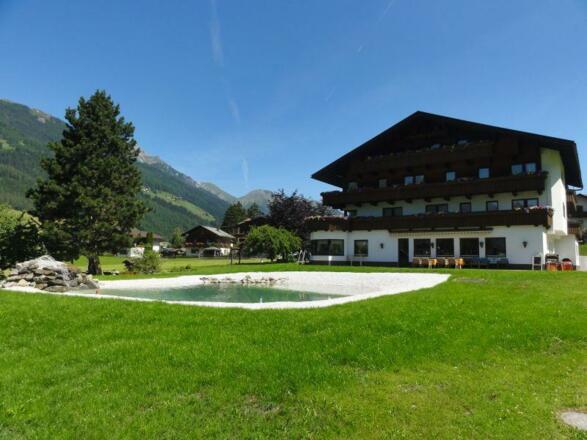 Hotel mit See und Garten