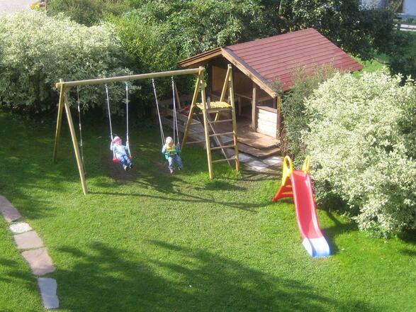 Garten mit Spielplatz