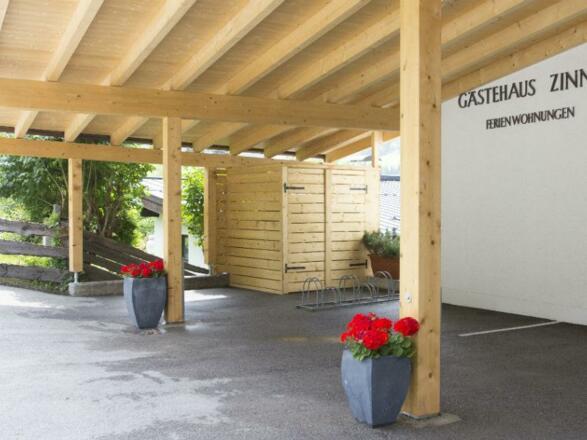 Appartements Zinner-Pale Eingang mit Carport