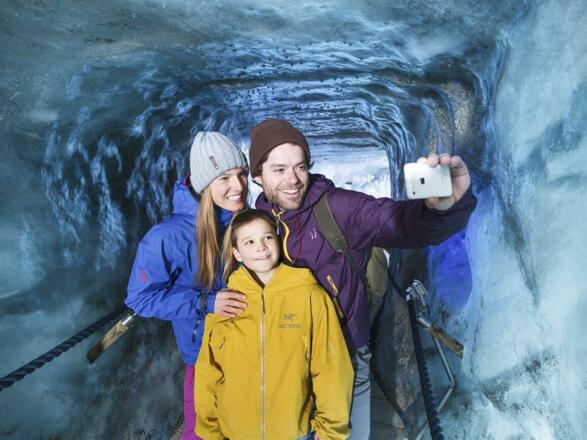 StubaierGletscher_AndreSchönherr_Eisgrotte_02_pri