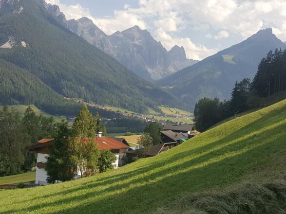 Bild oberhalb Appartement auf Stubaier Bergwelt