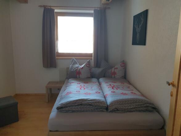 Schlafzimmer 1, Bett 140x200 cm