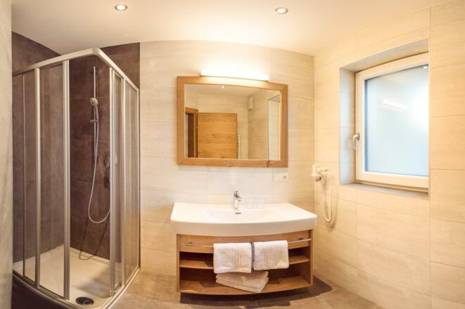 Badezimmer mit Dusche