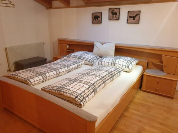 Schlafzimmer 4 mit TV, Bett 180x210 cm