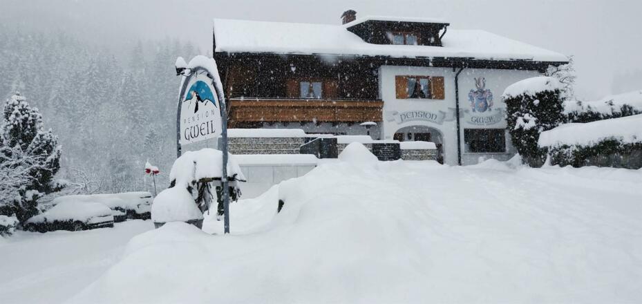 Pension Gweil Winter und Gästeparkplatz