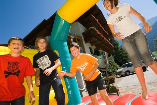 Abenteuerspielplatz für Kinder - HÜPFBURG