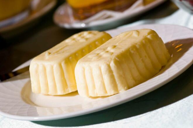 Frühstücksbuffet mit Bauernbutter