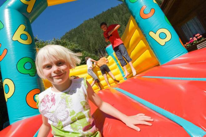 Abenteuerspielplatz für Kinder - HÜPFBURG