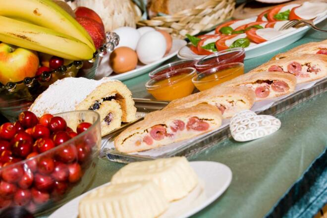 Frühstücksbuffet mit hausgemachten Köstlichkeiten