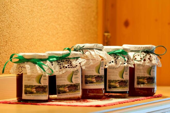 Frühstücksbuffet mit hausgemachten Marmeladen