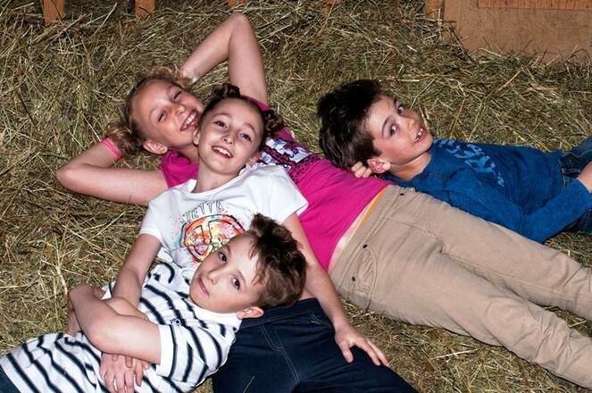 Kinder auf dem Heuboden