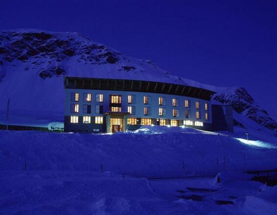 Silvrettahaus bei Nacht