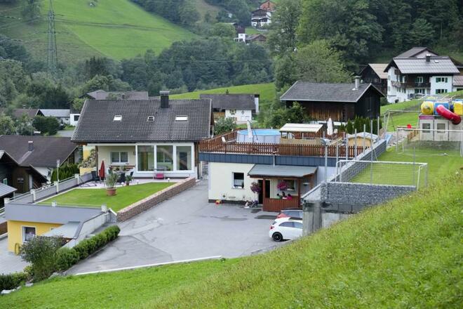 Ferienhaus mit Spielplatz