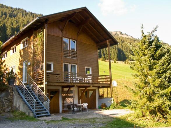 Haus Vorderseite Sommer