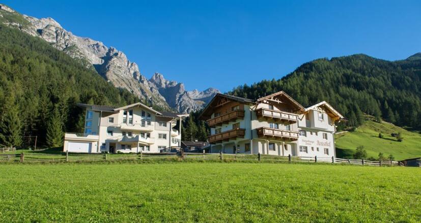 Appartementhaus Pinnisblick und Pension Roastho