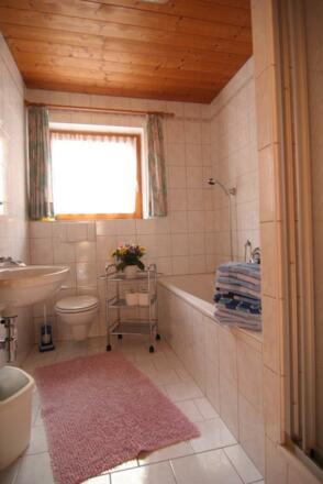 Badezimmer mit Bad und Dusche