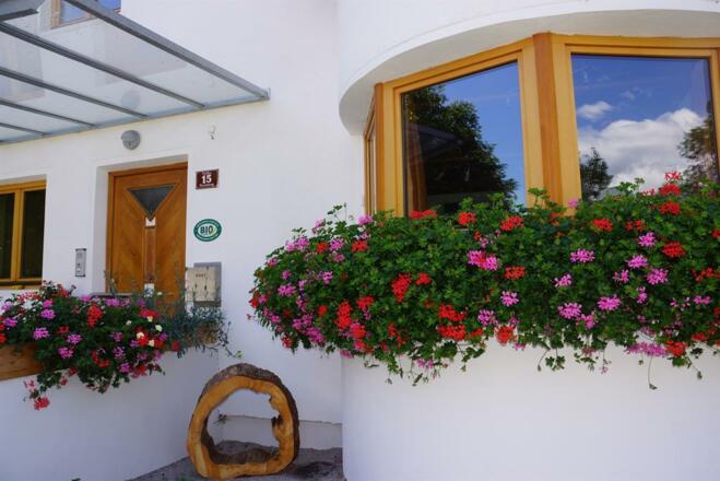 Biohof Sturmhof, Erker/Blumen