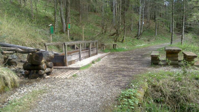 Kneippanlage mit Sitzgelegenheit