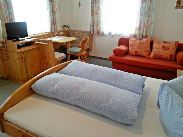 Dreibettzimmer mit SAT-TV