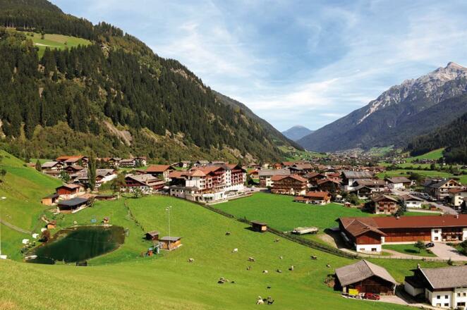 Hotelansicht mit See