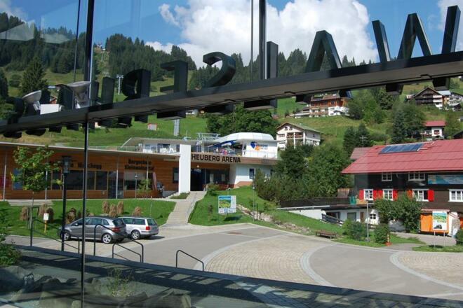 H2 Blick vom Walserhaus über Heuberg Arena zum Hau