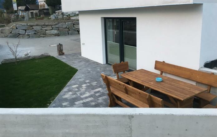 Garten und Parkplatz