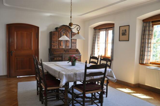 Esszimmer mit verlängerbarem Tisch