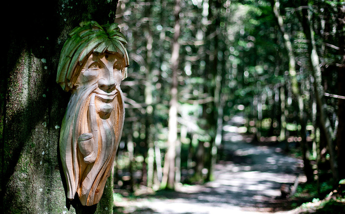 Skulpturen säumen den Märchenpfad Bischofswiesen