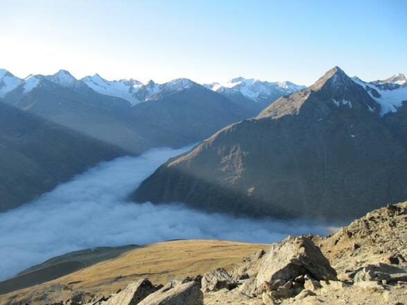 im Tal wolkig auf den Bergen Sonnenschein