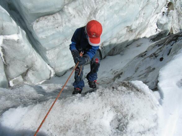Abseilen in eine Gletscherspalte