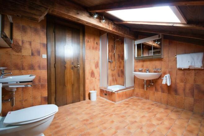 Appartement 3+2 mit 2 Schlafzimmern Badezimmer