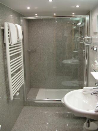 Doppelzimmer Deluxe Badezimmer
