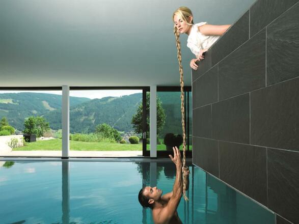 Schwimmbad mit Blick in den Garten