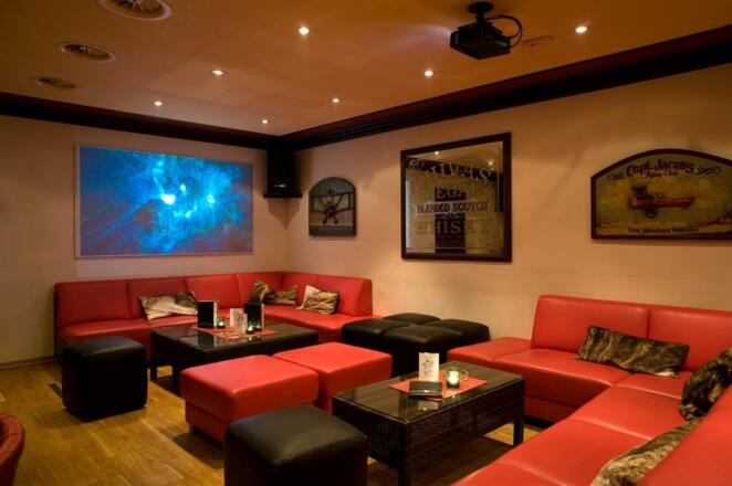 Unsere Hausbar "PUB" mit Großbildleinwand