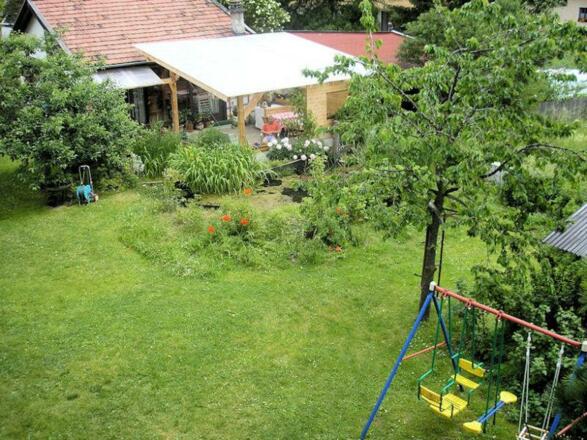 Großer Garten mit Kinderrutsche