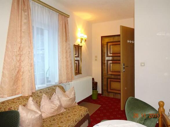 Eingang Zimmer Serles mit Balkon