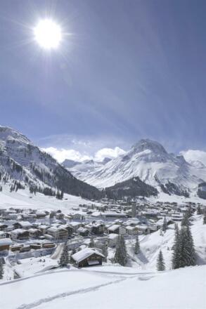 Blick auf Lech mit Hausberg Omeshorn