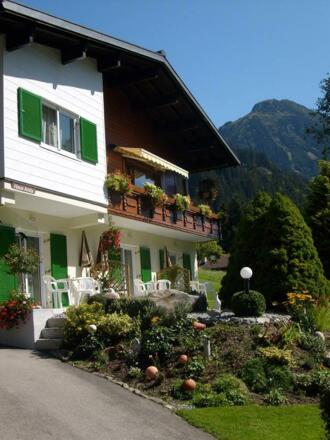Haus mit Sonnenterrasse und gemütlicher Liegewiese