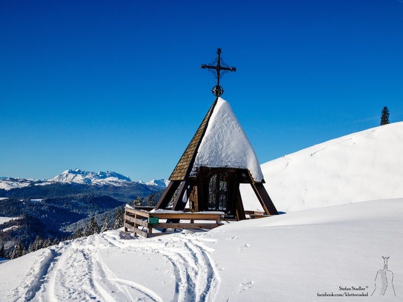 die Kapelle und der Wilde Kaiser im Hintergrund