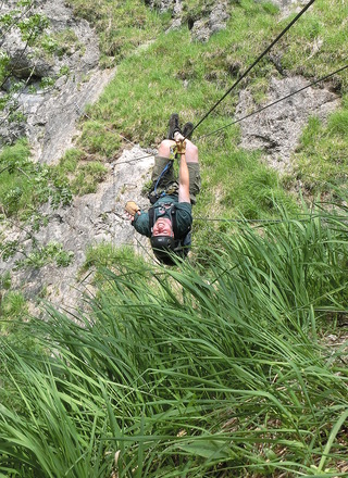 Dreiseilbrücke über Biotopflächen im Hausbergfall-Klettersteig