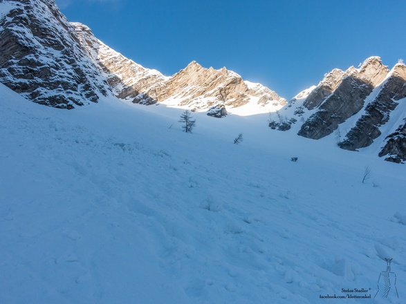 oben wird das Kar durch Felsen begrenzt