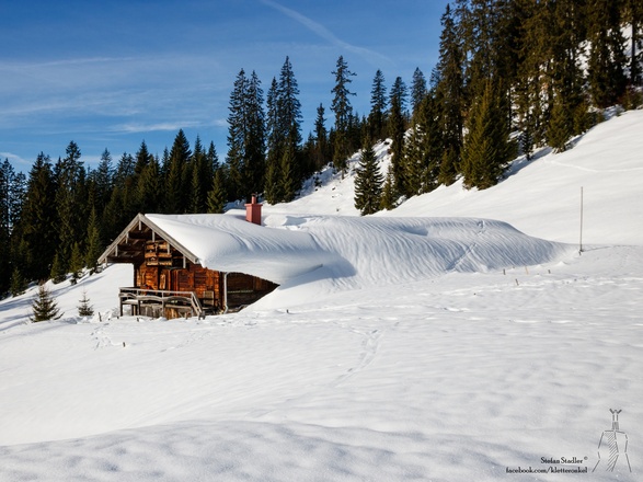 tief eingeschneite Finsterbachalm