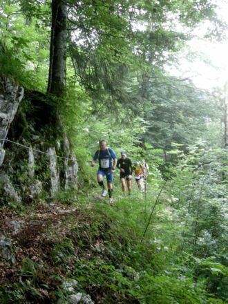 Hier kommt gleich eine kurze seilversicherte Stelle, aufpassen!