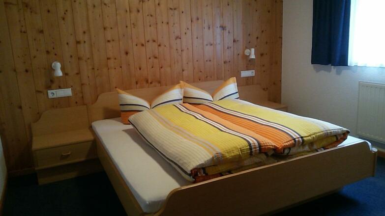 Schlafzimmer mit Doppelbett