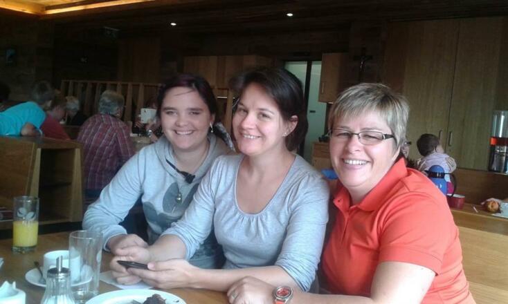 Ihre Gastgeberin mit Gästen