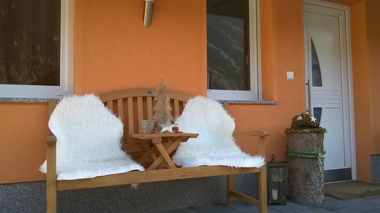 Sitzbank vor FEWO im Winter